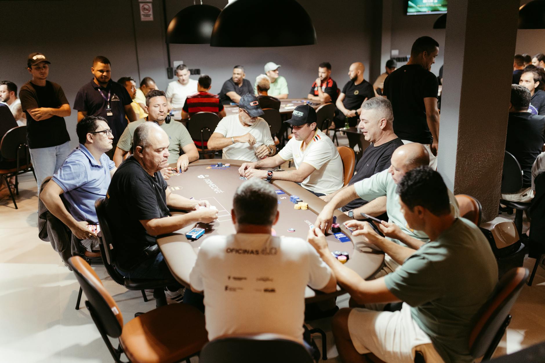 Minh họa bố cục cơ bản của một bàn Texas Hold’em cho người mới.